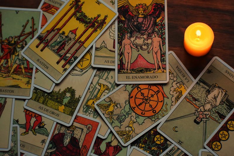Symboles astrologiques et cartes de tarot représentant les valeurs de Céleste